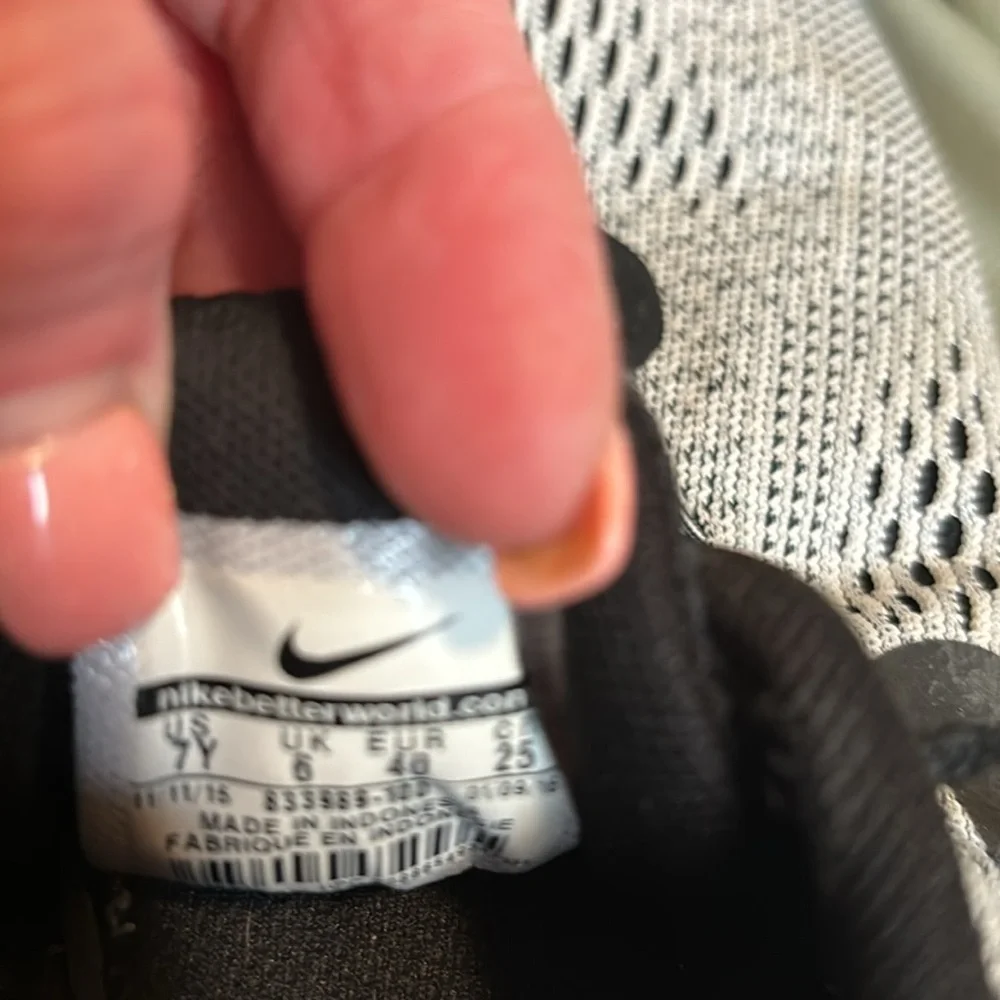 NIKE FREE RN athletic shoes gray with black details - Picture 7 of 8